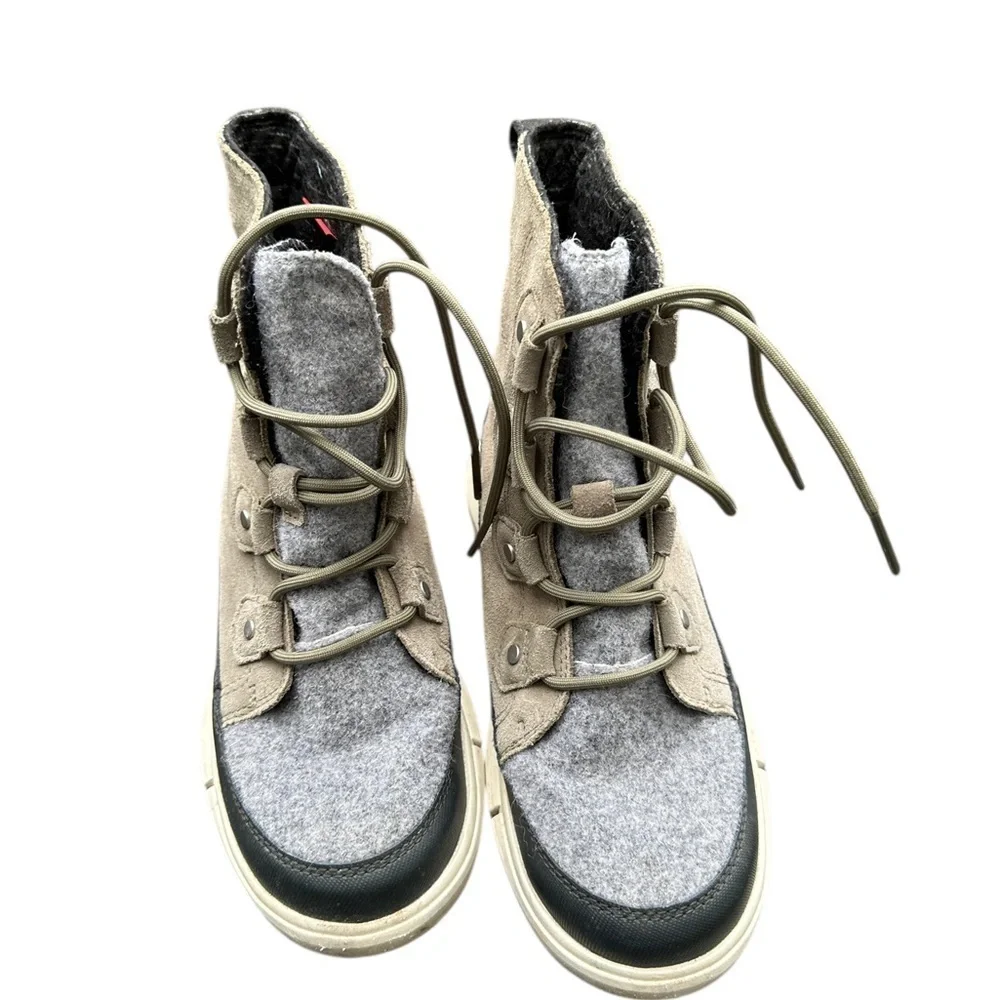 Sorel Womens Boots in Gray with green laces size 6.5